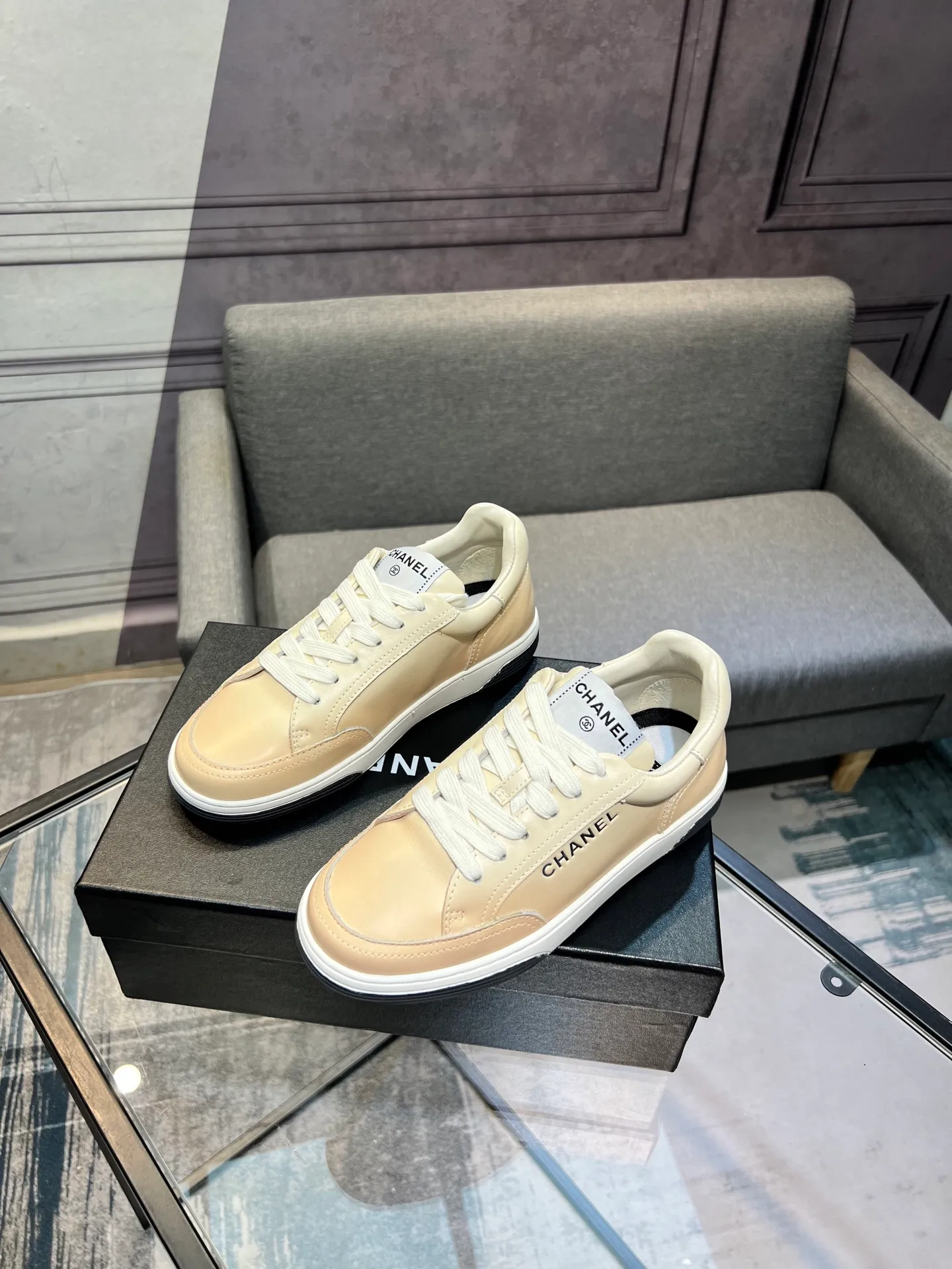 Men's men's shoes💰660 Exclusive real shots (top version) CHANEL Chanel's new panda sneakers Panda shoes Chanel 2025ss color matching thick-soled casual sports shoes sneakers Counter synchronization The counter is very popular Very difficult to buy a shoe The most popular thick-soled panda shoes on the Internet It is obvious that Xiaoxiang control cannot miss it Simple and versatile white shoes that have both good looks and comfort Thick sole increases height, is super versatile and can be worn with eyes closed😍 Whoever wears it will look better. Upper: calfskin. Lining: imported sheepskin lining. Outsole: TPU original outsole. Size: 35-44 (41 for women, 40 for men, custom made).
